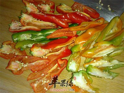 切开洗净的辣椒.jpg