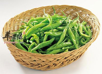 满篮的青辣椒.jpg