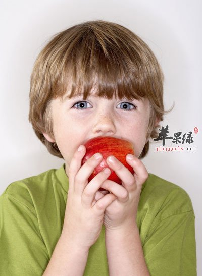 孩子吃苹果
