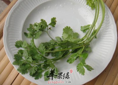 盘中的香菜