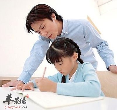 家长教孩子写字.jpg