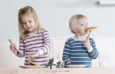 小孩子吃东西.jpg
