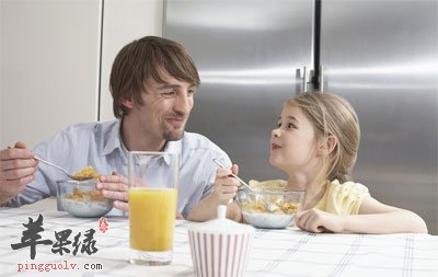爸爸陪孩子吃饭.jpg