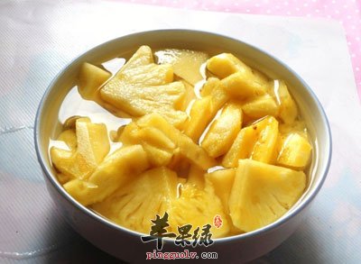 盐水中的菠萝