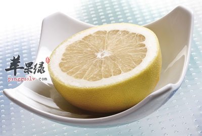 盘子中的半个柚子.jpg