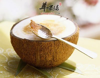用勺子挖椰肉.jpg