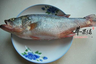 盘子里的鲈鱼