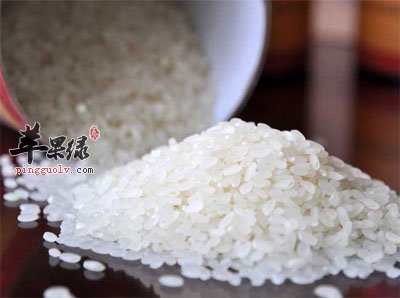 桌上倒出的大米.jpg