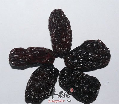 (4)将茶包,蜜枣,红枣,鸡蛋加清水大火煮开转小火煲30分钟. (5)