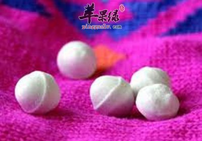 白色的樟脑丸.jpg