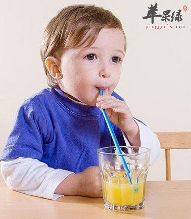 宝宝喝果汁