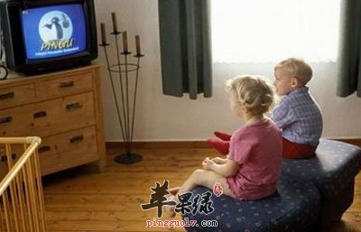 小孩看电视