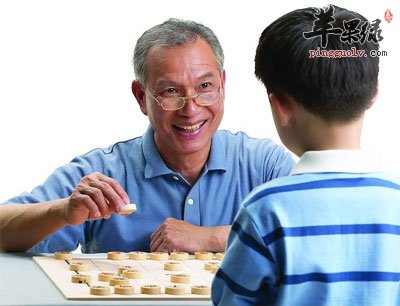 老人和孙子下棋