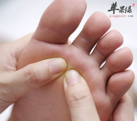 为什么男人脚底出汗多 多汗症