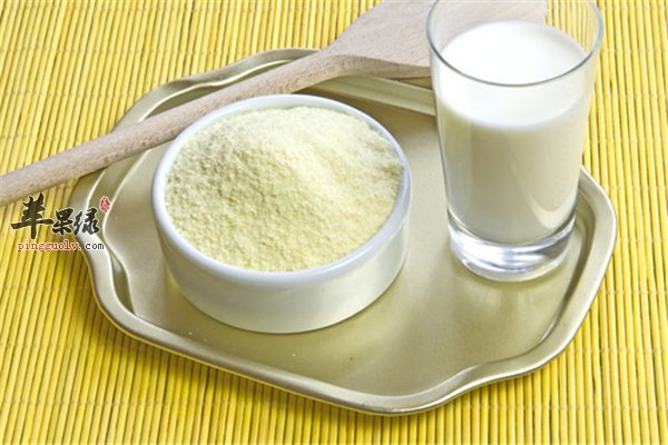 宝宝营养需喝牛奶 奶粉和牛奶哪个好_苹果绿