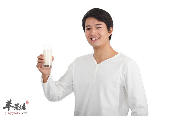 喝牛奶会导致男性结石吗