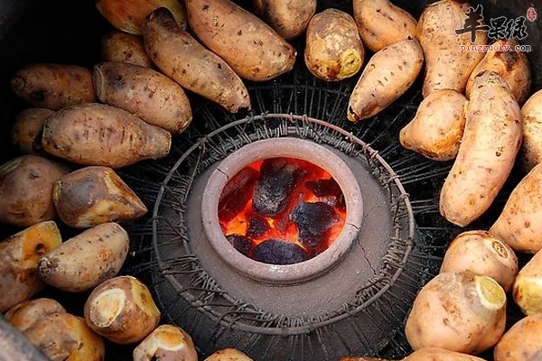 冬季千万别吃废油漆桶烤的红薯