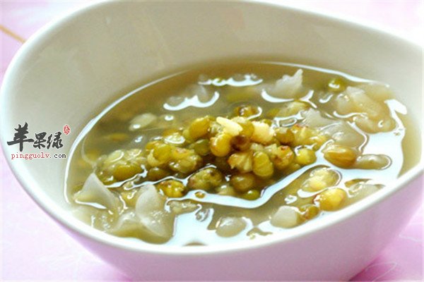 苹果绿 养生食谱1,将银耳和绿豆用水泡发,将银耳撕成小块,滤干备用 2