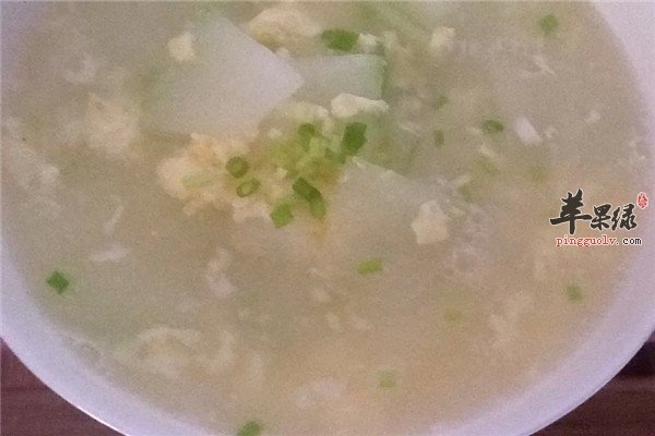 保持健康是有好处的,而且还可以安神消暑哦,适合夏季食用,大家不妨试试吧。 冬瓜鸡蛋汤的具体的做法。上面小编给大家介绍了其中的步骤了,可以看出的是它的营养价值还是比较丰富的,具有补充纤维素,清热解毒健脑安神解暑,而且还可以帮助促进