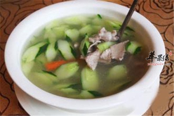 鸡精,胡椒粉,鲜汤,盐,料酒,酱油,葱末 黄瓜肉片汤的做法 1,猪瘦肉洗净