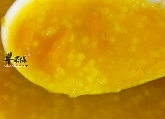 老人喝南瓜小米粥降压降脂养胃