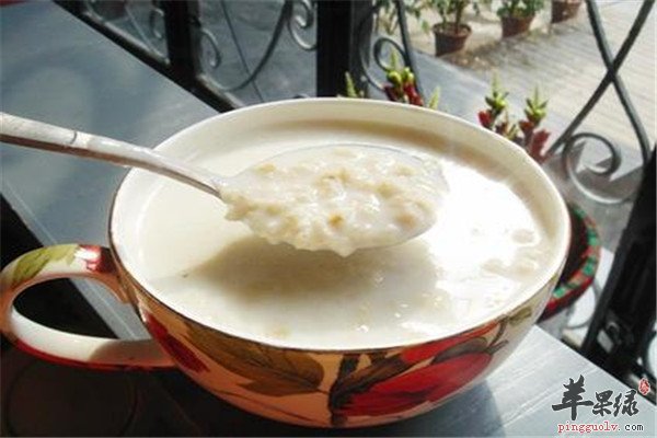 大米 牛奶大米燕麦粥的做法 1将麦片放在清水中浸泡30分钟左右.