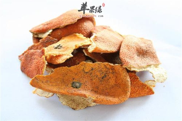 食用陈皮要注意什么 1陈皮一般用作泡水,中药熬制配料,煲汤材料.