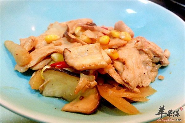 玉米 青椒 红椒,盐 料酒 鸡精 姜末 做法 1鸡胸肉剁成丁;青椒