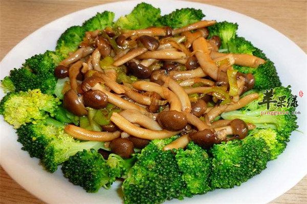 而且菌菇类食品的营养几乎可以与肉媲美,假如减肥时间坚持不吃肉的话