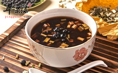 益母草香附汤 方法:准备,各一百克,半斤,五根.将葱白拍烂,与鸡