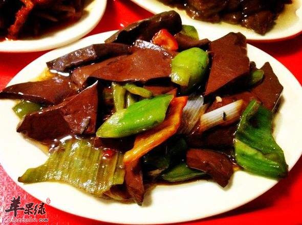 青椒炒鸭血——通便利肠补充维生素
