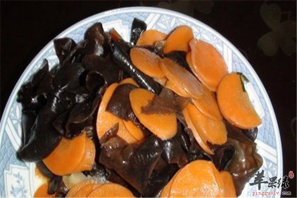 胡萝卜烩木耳—补肝明目清热解毒