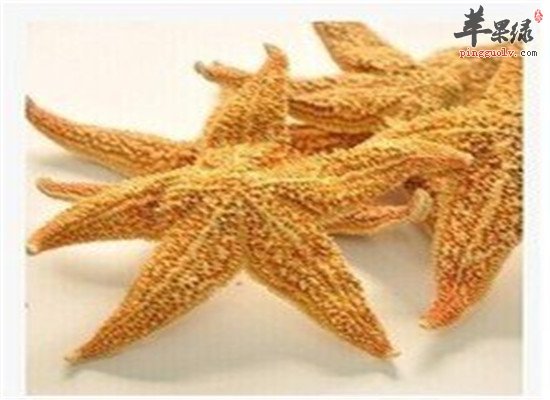 海星有什么功效 1、海星能清热、解痰散结,对于妇女乳部结块及其他硬核也有疗效,能预防乳腺增生及乳癌。海星可以哟解毒的作用,对于出现的乳腺疾病有调理的作用,还可以预防癌症。 2、海星的血浆是治疗肿瘤的良药,它能增强机体对肿瘤细胞的免疫反应。海星可以有治疗肿瘤的作用,对抗癌细胞和肿瘤细胞有好处。 3、干燥的海星可作为治疗腰腿疼痛的药,可以有效的治疗肠胃疾病,比如说出现的胃溃疡,肠胃腹泻等等的情况。 4、海星具有消炎消肿功能,能预防扁桃体发炎,并镇惊安神效果。海星可以有消肿的作用,对于出现的扁桃体发炎咳嗽咳痰