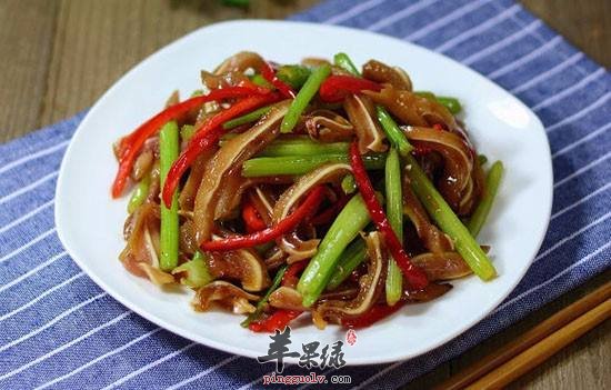 之后就要先将蒜苔洗干净后切成段备用;买回来熟的猪耳朵就切成薄条状