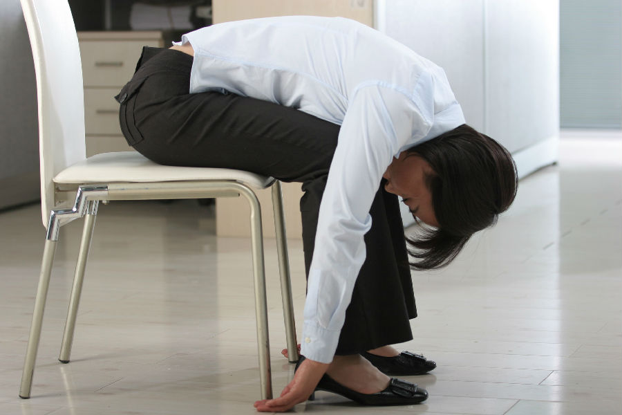 办公室简单的瑜伽动作，让你在办公室也能缓解肌肉酸痛