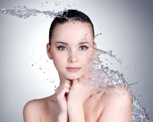 只有补充水分,才可以更好的补水保湿,并且还可以预防 皮肤干燥的情况