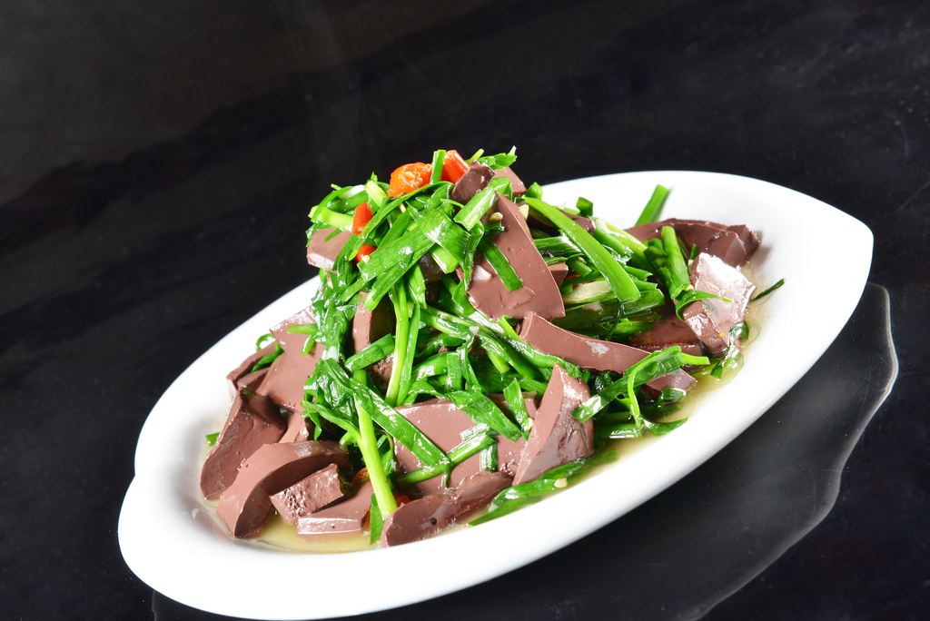韭菜炒鸭血的材料