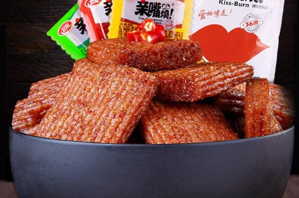因为辣条在制作的过程中,需要加入很多的辣油, 花椒等,这些成分热量都