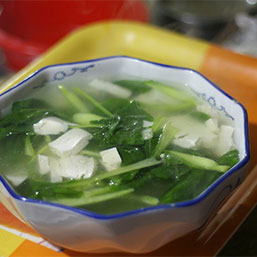 芹菜豆腐汤:清热散血,宽中益气,去痢痛