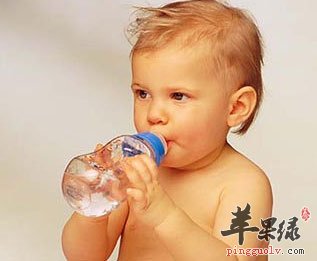寶寶自己喝水