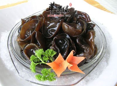 老人吃黑木耳好处多