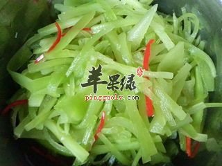 芝麻拌莴笋丝：利尿通乳
