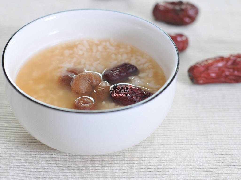 3,荔枝是顽固性呃逆及五更泻者的食疗佳品,同时有补脑健身,开胃益脾