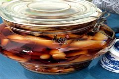 生姜片泡米醋帮助杀菌助消化