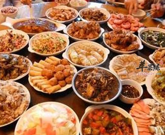 夏季少喝水吃过多甜食鱼肉会导致上火