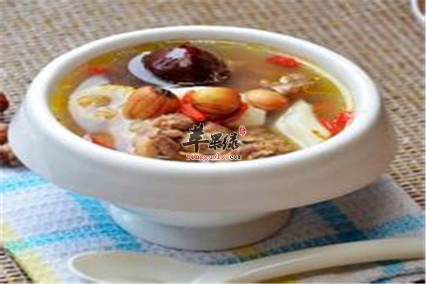核桃莲子鸡汤——润肠排毒健脾消食