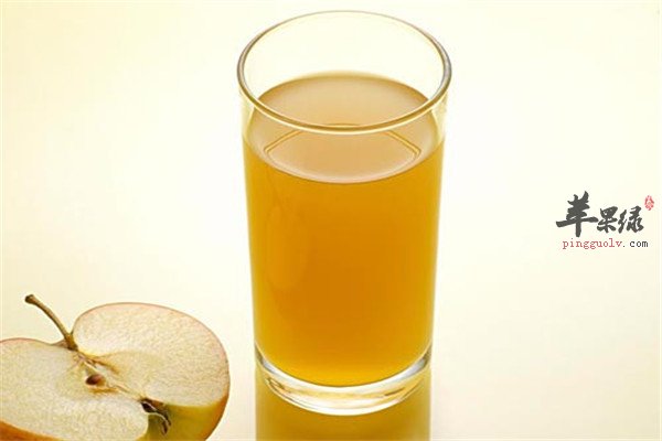4,把苹果榨成汁,让苹果汁直接流入装有菠萝汁