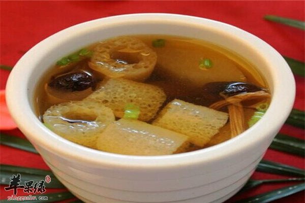 主要 食材草菇,竹荪,上海青,盐  草菇竹荪汤的做法 1,草菇洗净,用温水