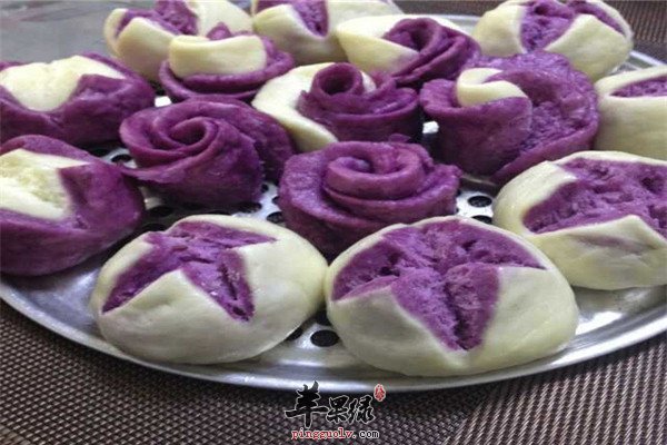 把紫薯面团放在白面团里,像包包子的手法一样给包起来,收口朝下,整理
