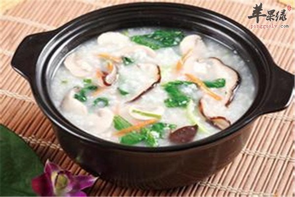 苹果绿 养生食谱枸杞煲鸡粥, 猪腰由枸杞,鸡肉和猪肉熬煮而成,味鲜粥